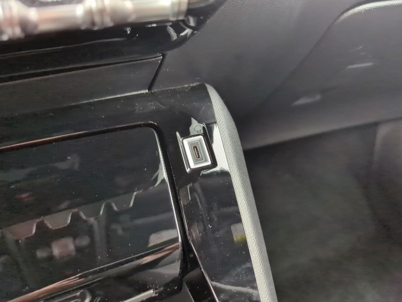 Peugeot 2008 hybrid 145 ch e-dcs6 allure — photo 24