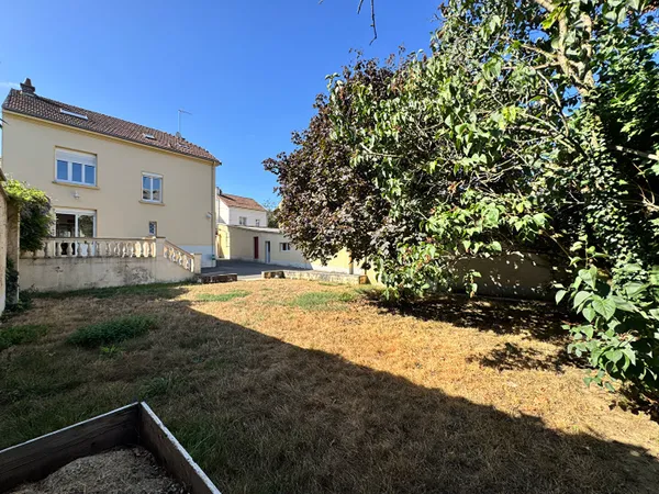 Maison rénovée de 226 m2 SH avec 2 garages et jardin à Charleville quartier Mézières