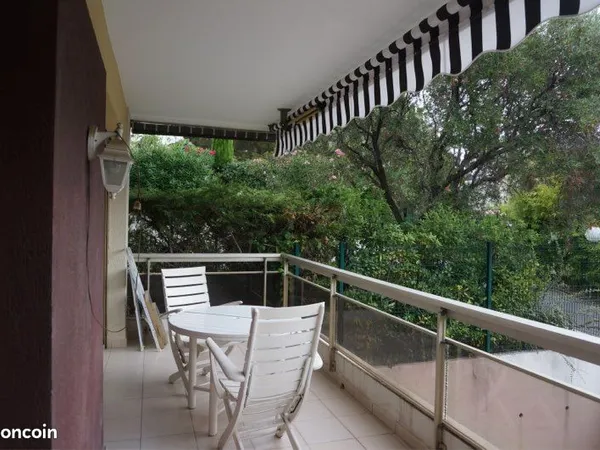 Pinède de Juan-les-pins, commerces et plages, grand studio