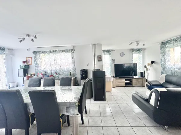 Maison individuelle récente à Ernée - 101 m² habitables sur terrain clos de 736 m²