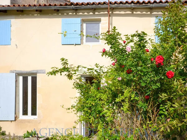 ST JEAN D'ANGELY MAISON A RENOVER 169 M2 + JARDIN 130 M2