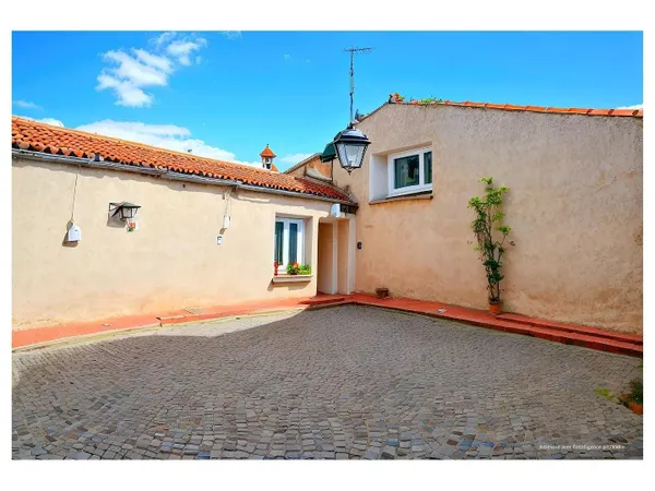 Maisons de village avec toit terrasse et appartement attenant plain pied indépendant actuellement lo