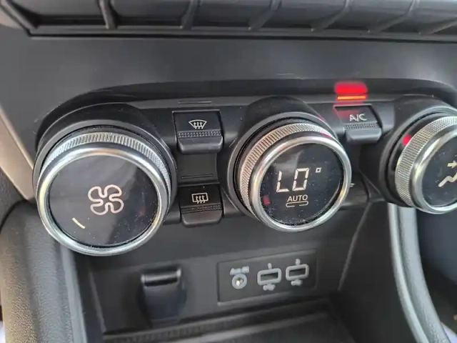 Renault Captur blue dci 115 edc — photo 16