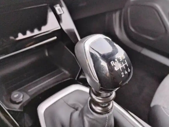 Peugeot 2008 turbo 100 ch bvm6 allure — photo 24
