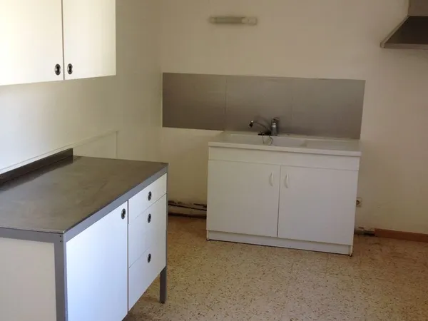 SORGUES - VILLA 90 m² - 3 CHAMBRES - JARDIN 350 m² - GARAGE - LOCATAIRE EN PLACE