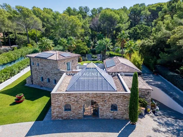 illa de caractère, piscine chauffée et garage de 200 m² au coeur d'un parc de 5 000 m² à Fréjus