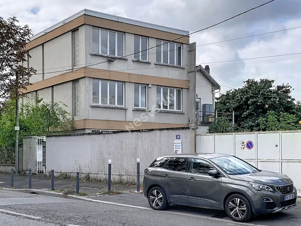 ENSEMBLE IMMOBILIER AVEC UN BATIMENT BUREAU ET UN BATIMENT ATELIER superficie 319m²