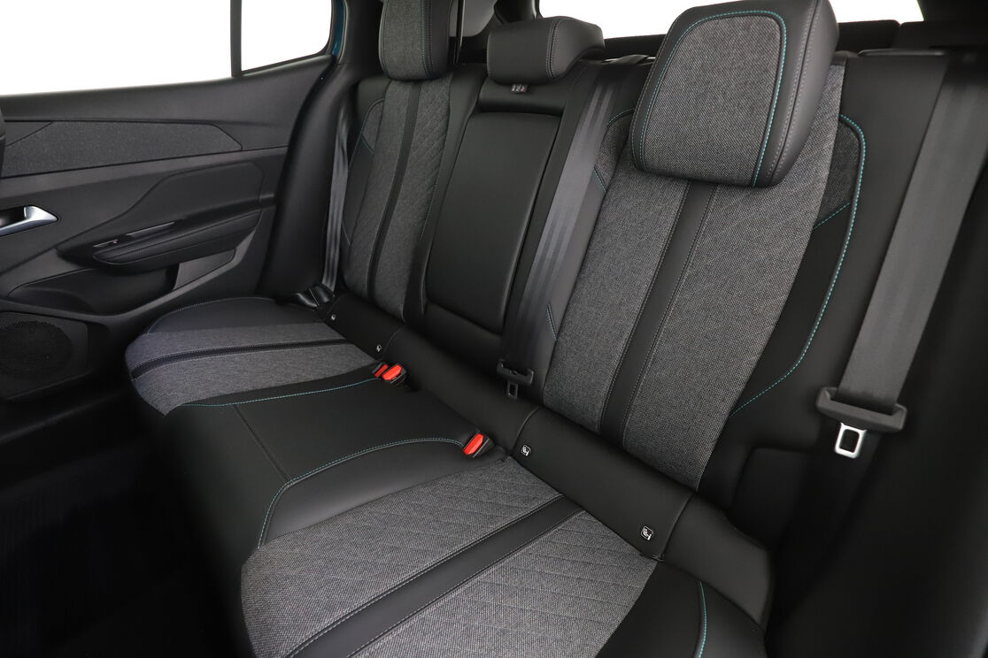 Peugeot 408 1.2 Hybrid Allure e-DCS6 — photo 13