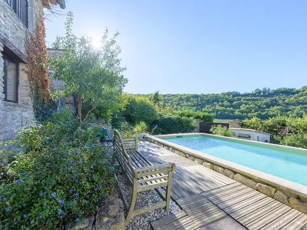 Deux maisons et un jardin comme un tableau dans le Luberon
