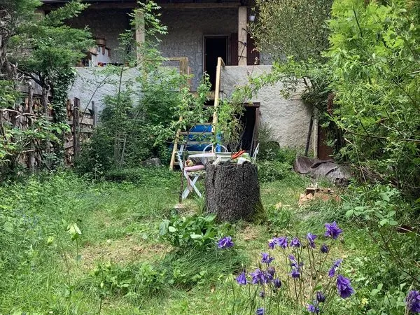 Maison de village en pierres avec dépendances et jardin