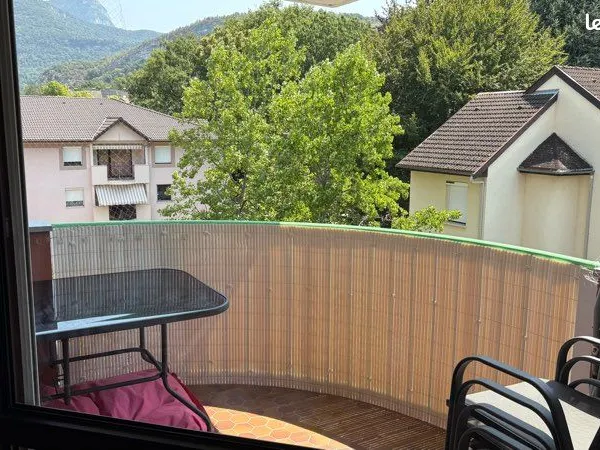 Appartement T4 duplex traversant de 84 m² avec balcon et garage