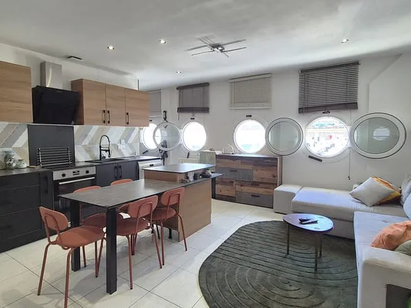 Appartement 3 pièces rénové avec vue port Résidence avec p