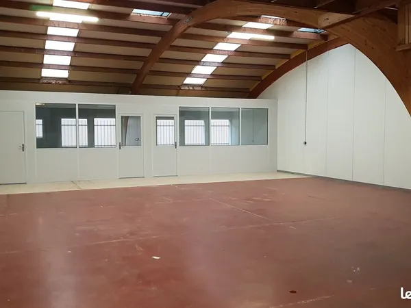 Entrepôt ou local artisanal 165m2 avec bureaux et sanitaire