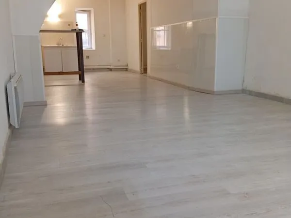 T2 env 70 m², avec cour. Capestang. 420 e. HC