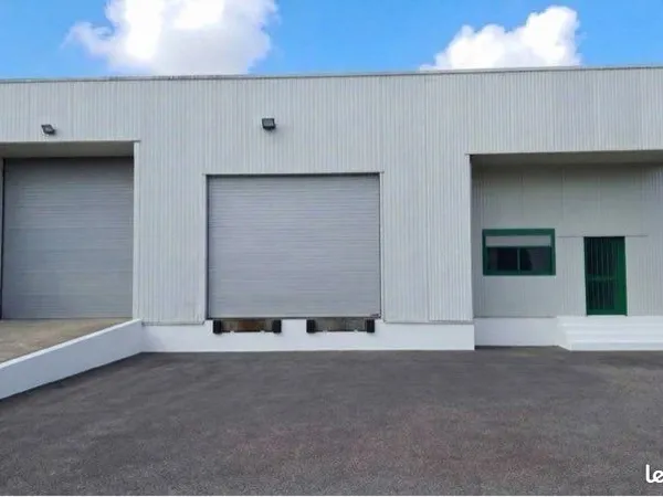 Grand dépôt 600 m² (H 6m) modulable 2x300m2 quai de déchargement Thionville / Axe Luxembourg