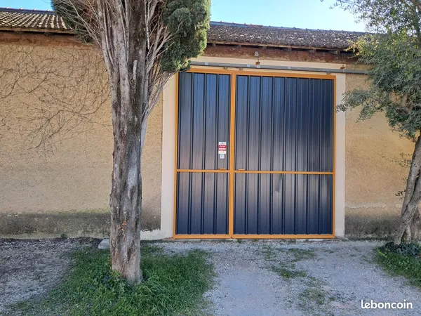 Entrepot/parking 100m2 dispo 650e/mois