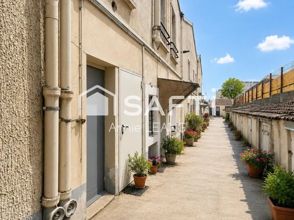 Duplex atypique au dernier étage, au calme absolu, à deux pas des Lilas et du métro ligne 11.