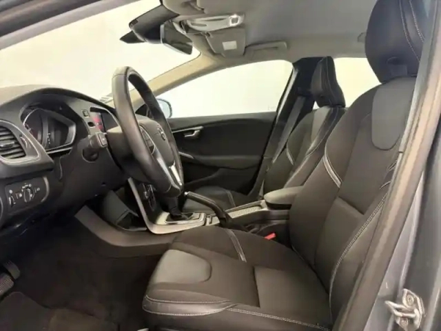Volvo V40 t2 122ch momentum geartronic — photo 10