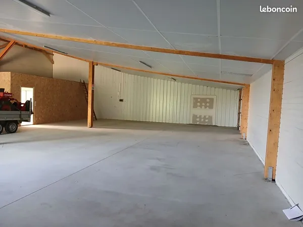 Local 276 m² Candé