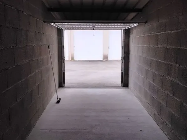 Grand garage de 85 m²