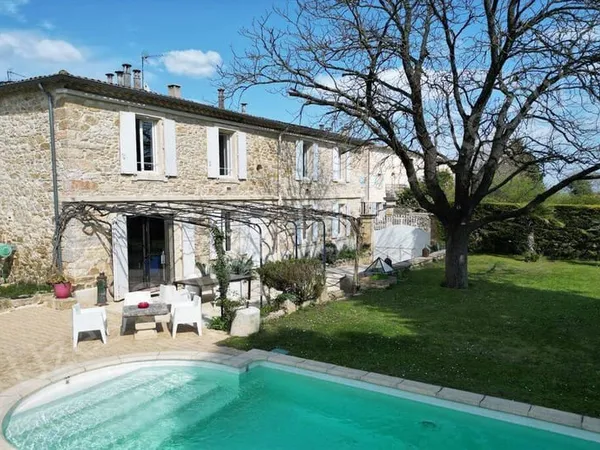 Maison 8 pièces 320 m²