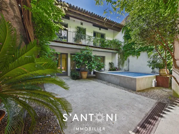 Maison 8 pièces 256 m²