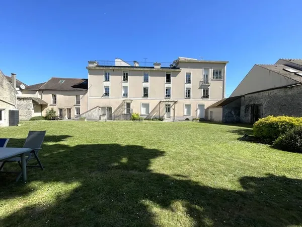 Appartement duplex, 2 chambres, toit terrasse, cave et place