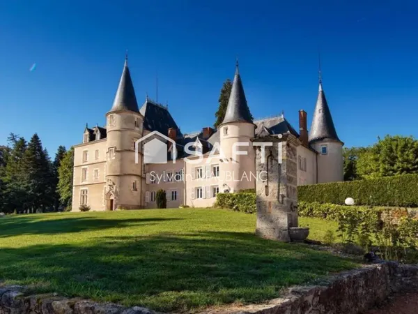 Château rénové du XV et XIXe siècle