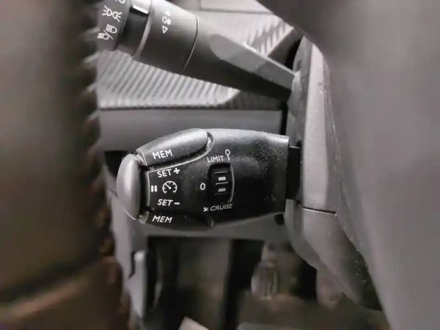 Peugeot 208 puretech 75 s&amp;s bvm5 — photo 10