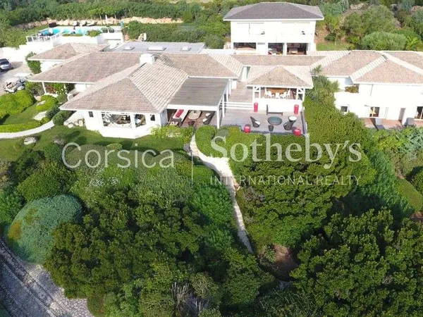 Maison 8 pièces 650 m²