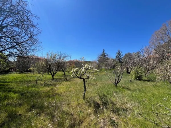 Terrain 240 m²