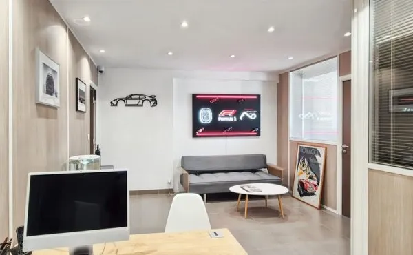 Local pro lumineux avec parkings, dispo immédiate