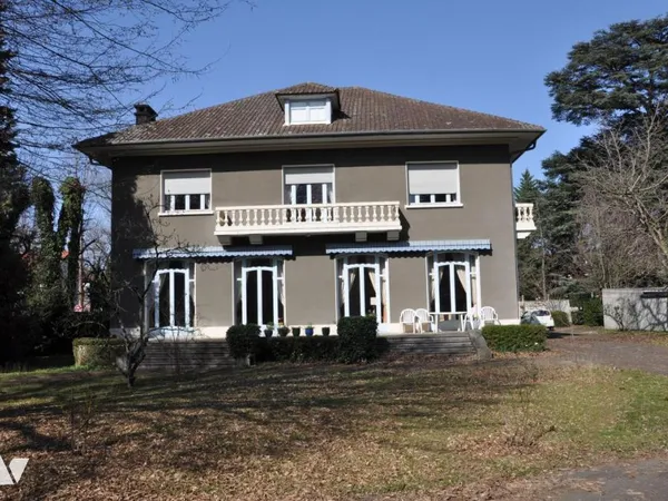 Maison 10 pièces 330 m²
