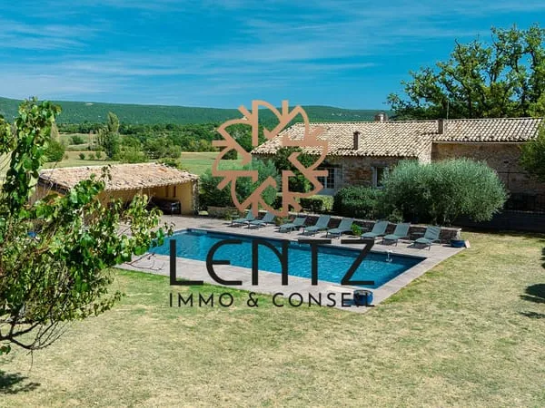 Mas en pierres de 310m² entièrement rénové avec piscine