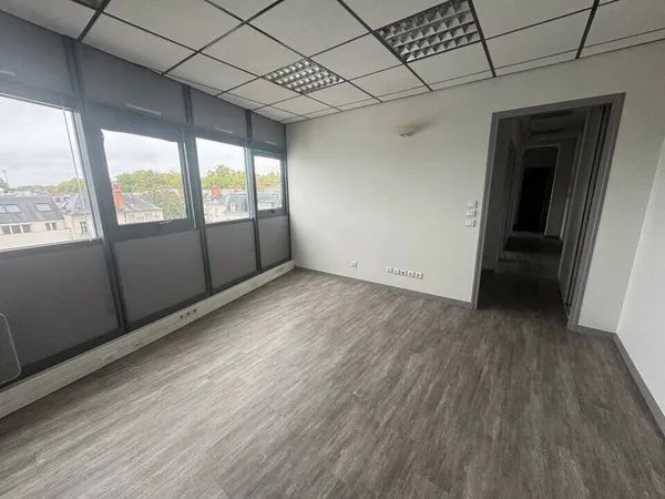 Bureau et espace de travail Vente Tours 77m² 150000€