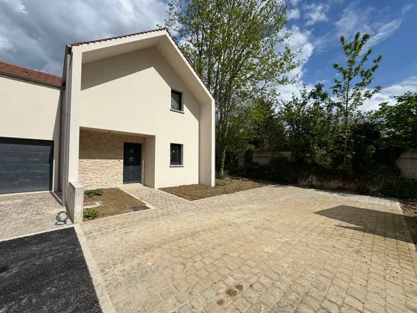 Maison 4 pièces Centre ville Ferrière en Brie
