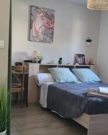 Chambre meublée salle de bain  chez l habitant