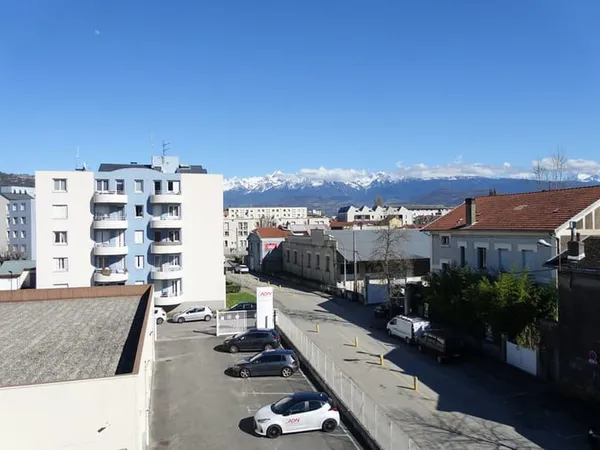 FONTAINE prox GRENOBLE EUROPOLE T1 Bis meublé de 53 m2 utiles