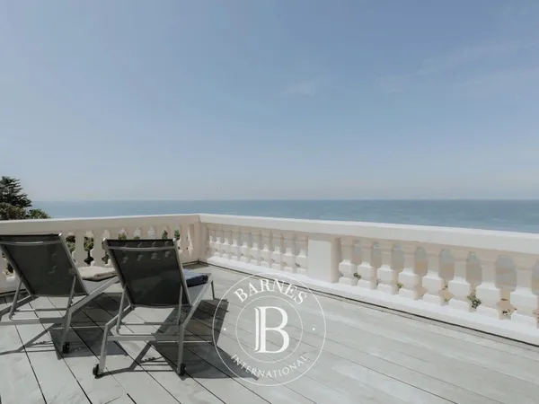 BÉNERVILLE-SUR-MER - PROCHE DEAUVILLE - Propriété 9 chambres pour 15 en front de mer, parc de 1,7ha 