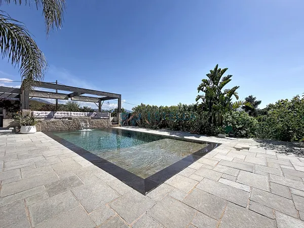 Villa contemporaine de plain-pied avec piscine, prestations haut de gamme