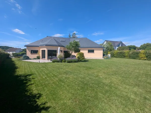 Maison de 230 m², DPE A, 4 chambres, grands volumes, arborée