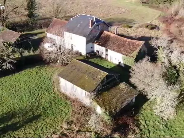 Petite ferme périgourdine isolée avec 3,3 hectares de terrain