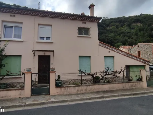 Rez-de-chaussée d une maison de 85 m2 avec garage cellier,terrasse et espace extérieur à Amelie les 