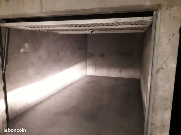 Garage fermé 15 m2 - Grenoble - 85 Euros /mois