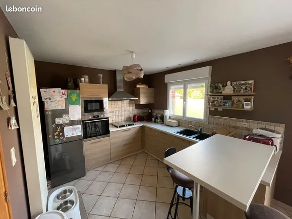Maison semi-plain-pied, 160m², construite en 2006, terrain de 1550m² entièrement clos