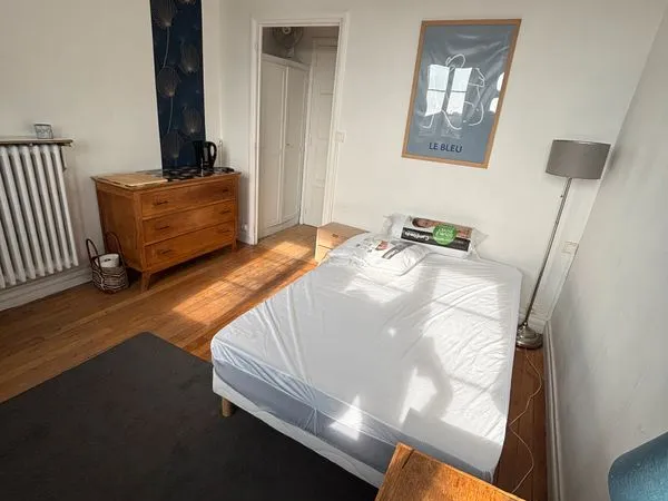 Studette meublée de 14 m² - Quartier Saint-Vincent - Vue Saône