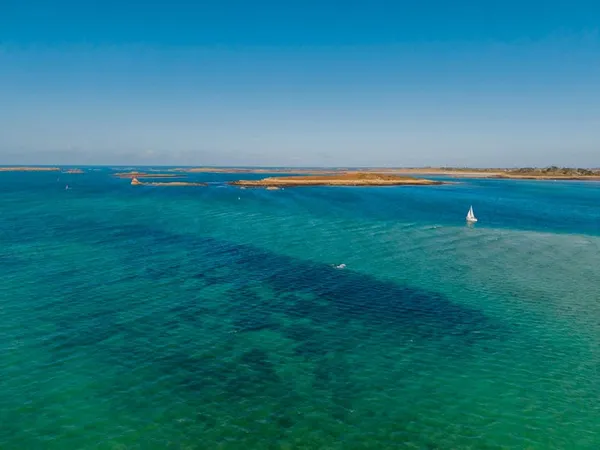 La mer en toile de fond, la plage au quotidien