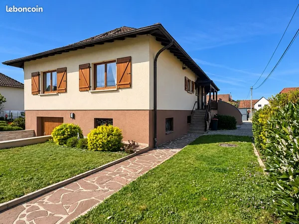 Maison individuelle avec terrasse et jardin