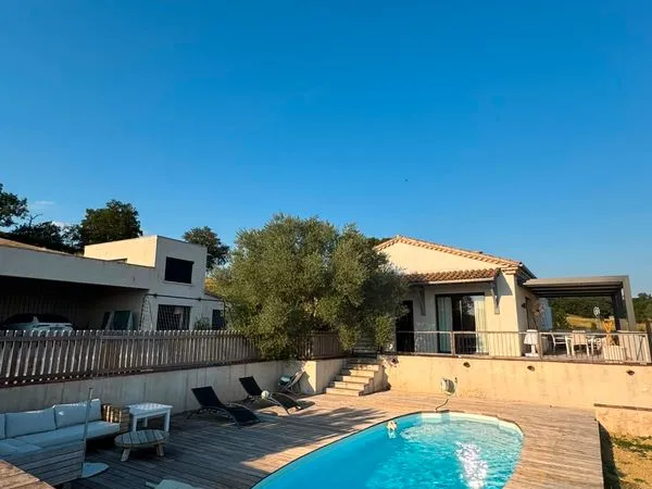 Maison de plain-pied jardin, garage et piscine chauffée avec vue panoramique