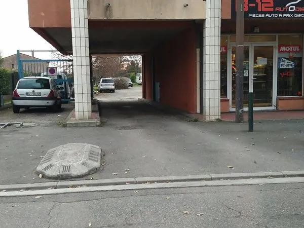 Loue place de parking aérien dans une résidence fermé. Place des pradettes 31100 Toulouse 20 par moi
